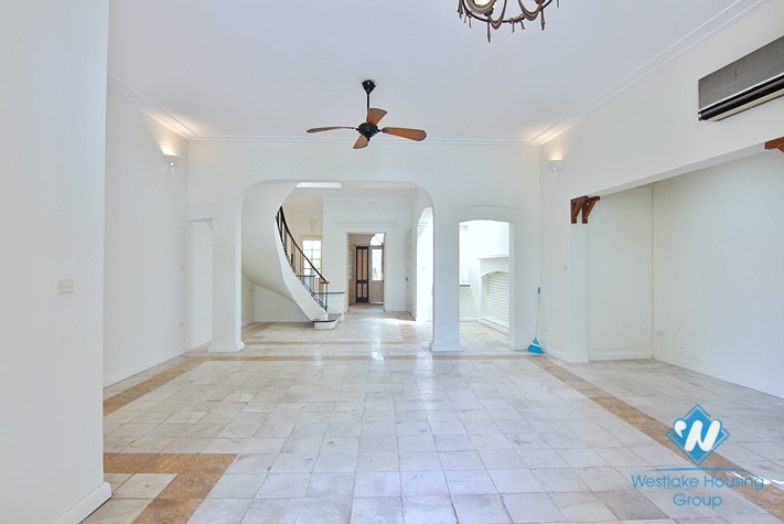 Lake view house for rent in Quang An street, Tay Ho district